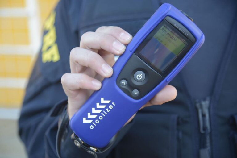 Polícia Rodoviária Federal inicia utilização de bafômetros passivos na praça do pedágio, Ponte Rio-Niterói