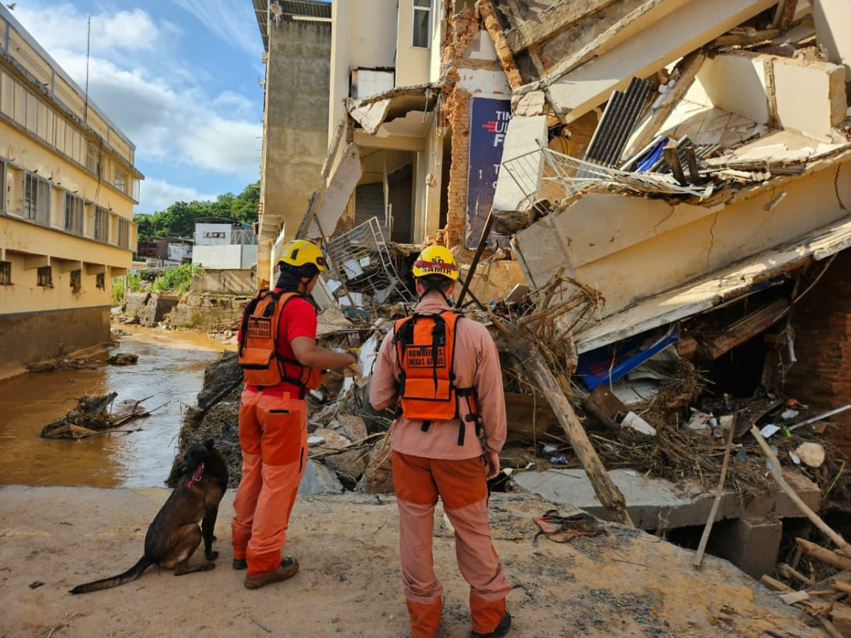 Bombeiros em Ubá em março de 2026