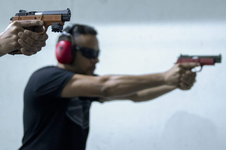 Customização de armas de fogo e treinamento em um clube de tiro