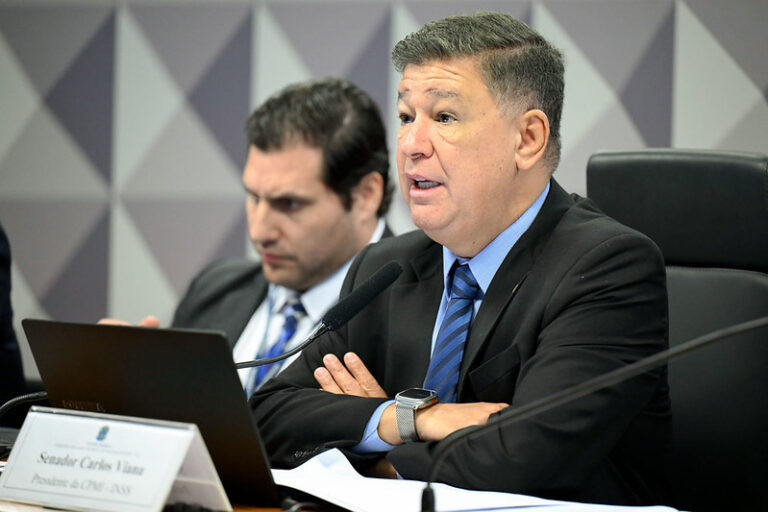 O senador mineiro Carlos Viana (Podemos) durante a CPMI do INSS.