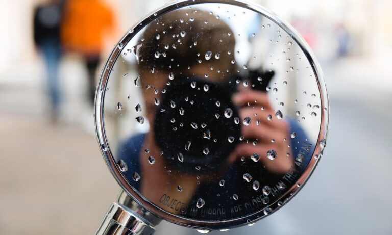 Homem tira autorretrato no espelho