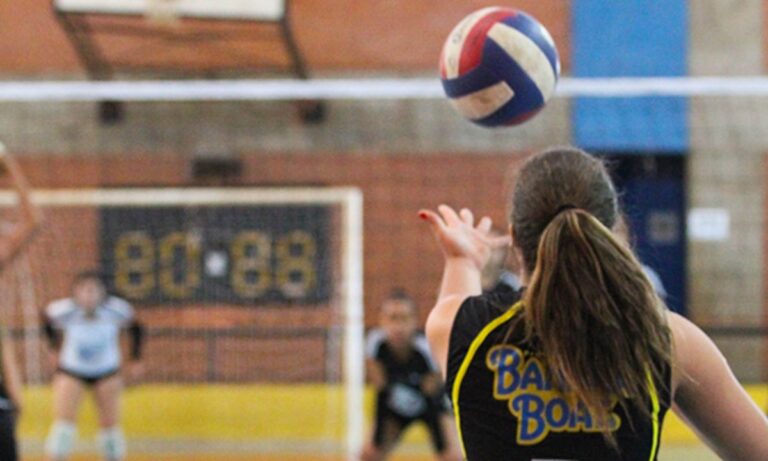 Mulher com bola de vôlei