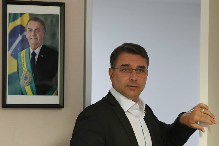 O senador Flávio Bolsonaro (PL-RJ) na sede do PL.