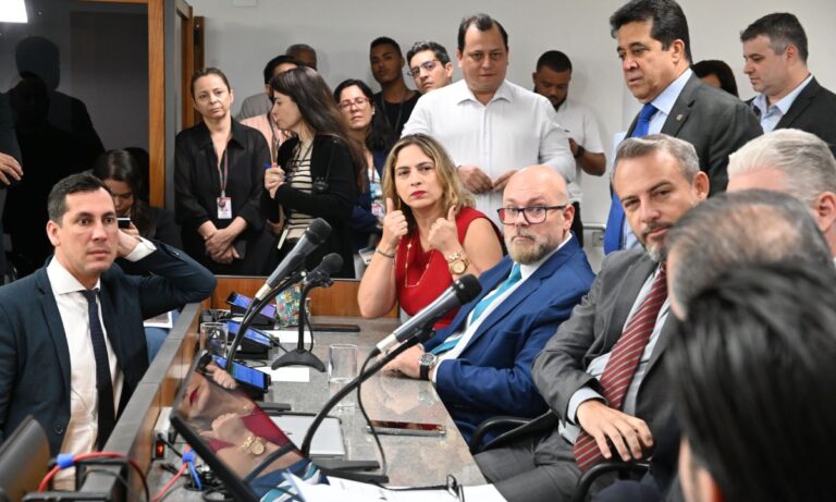 Deputados conversam durante sessão na Assembleia