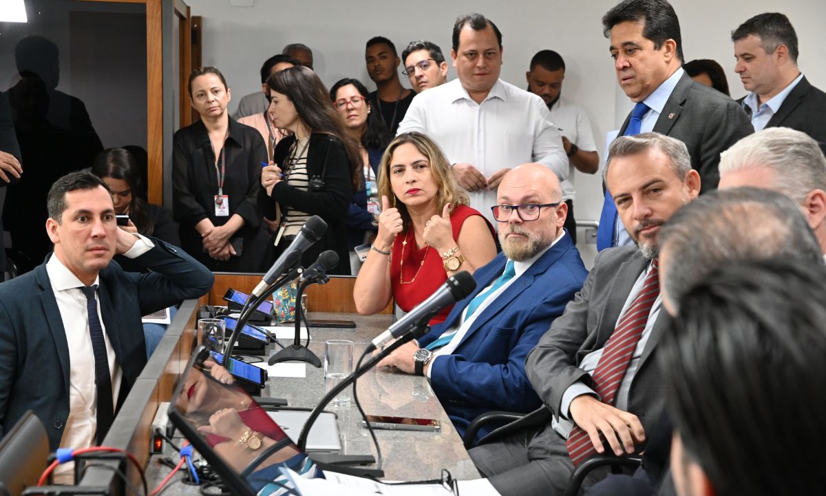 Deputados conversam durante sessão na Assembleia