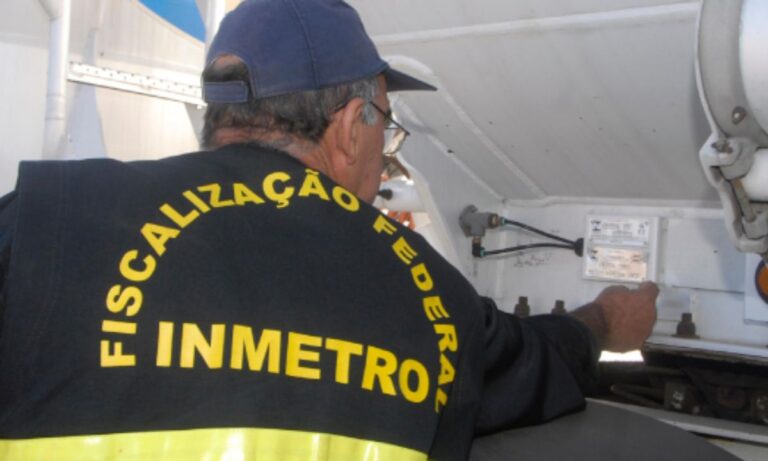 Fiscal do Inmetro inspeciona máquina industrial