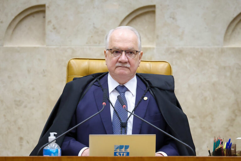 O ministro Edson Fachin, que é presidente do Supremo Tribunal Federal (STF), durante sessão de julgamento