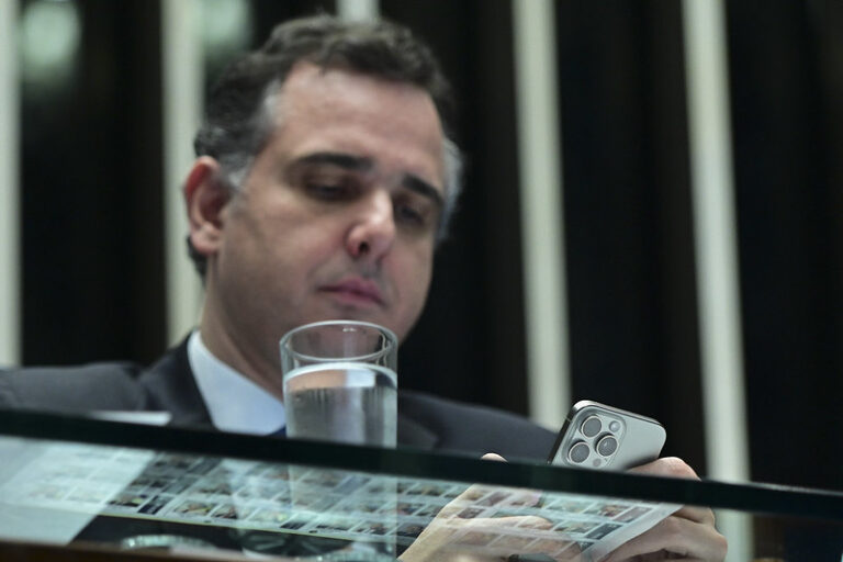 O senador Rodrigo Pacheco durante sessão no Senado