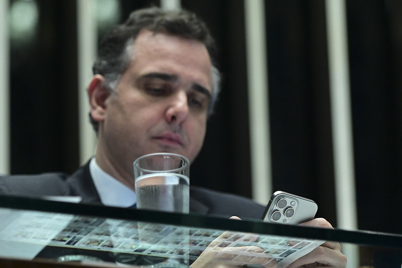 O senador Rodrigo Pacheco durante sessão no Senado