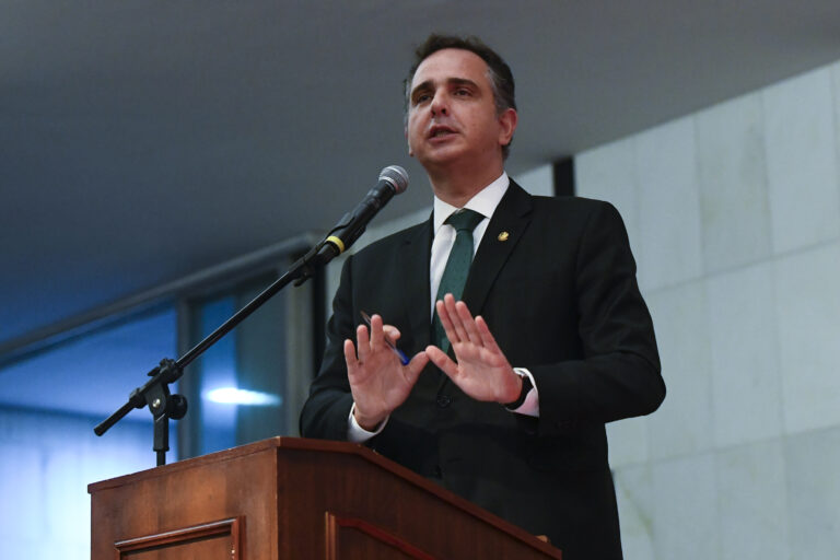 Na foto, o senador Rodrigo Pacheco durante discurso