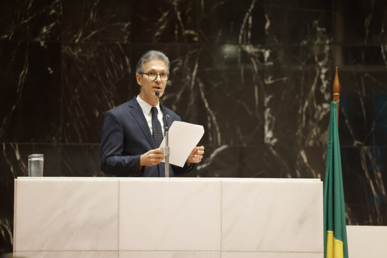 O governador Romeu Zema (Novo) durante discurso na Assembleia Legislativa de Minas Gerais (ALMG).