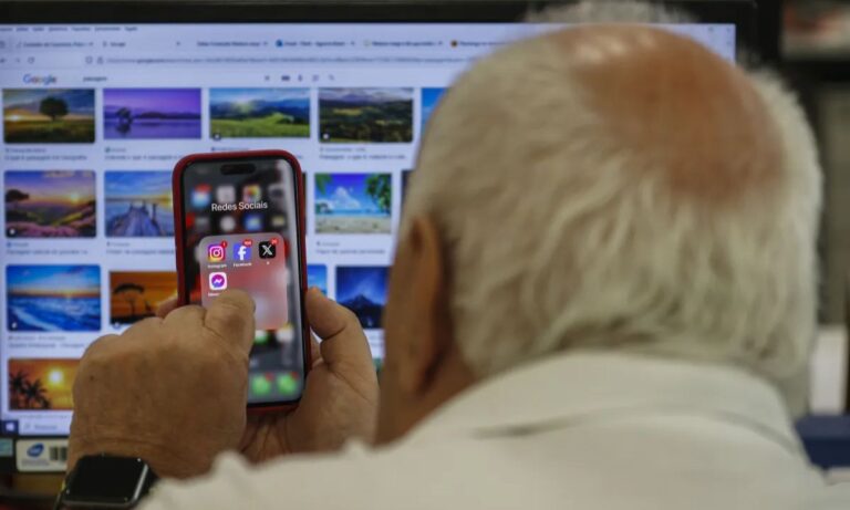 Homem utiliza aplicativos telefônicos