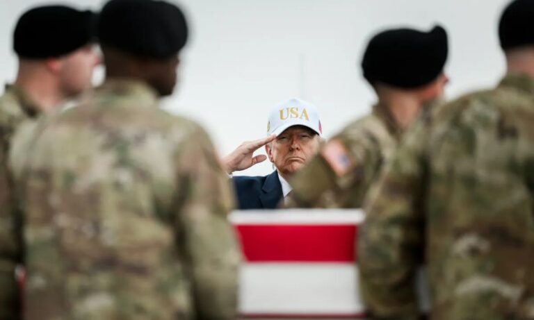 Donald Trump presta continência a soldados