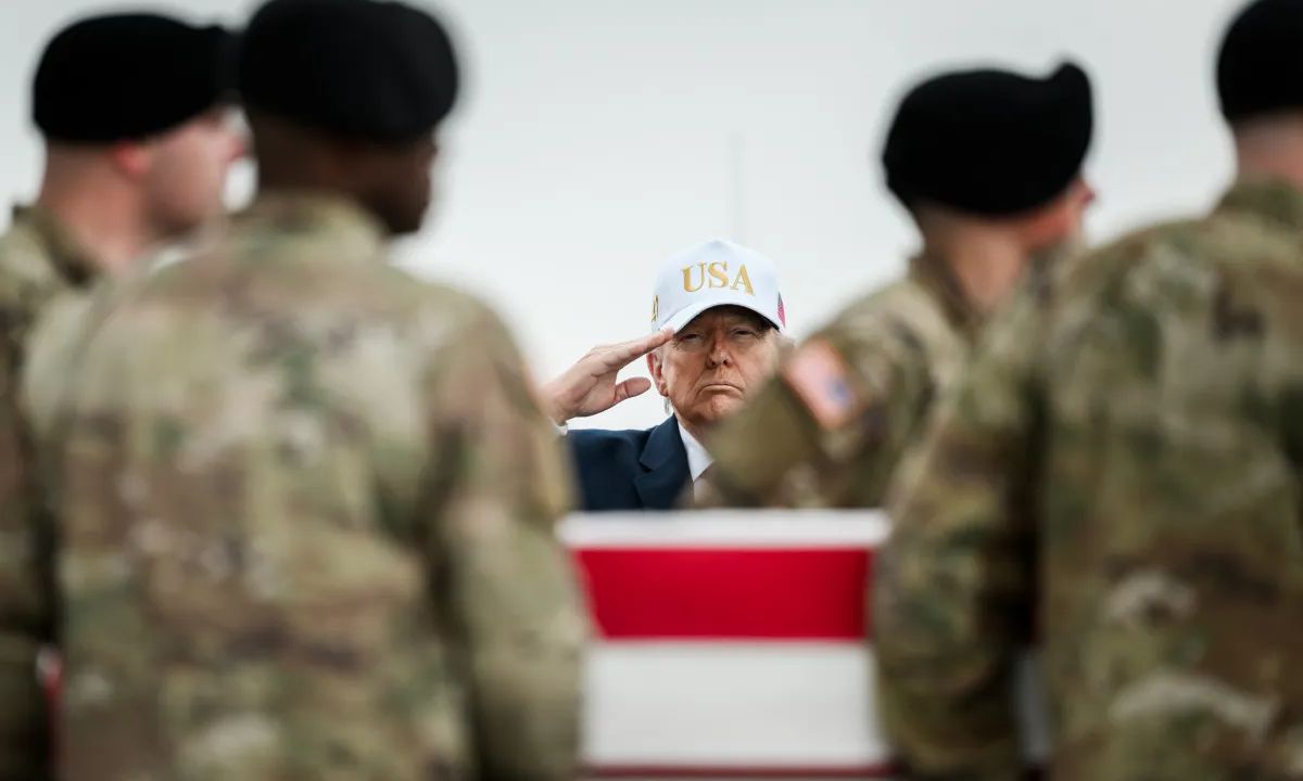 Donald Trump presta continência a soldados