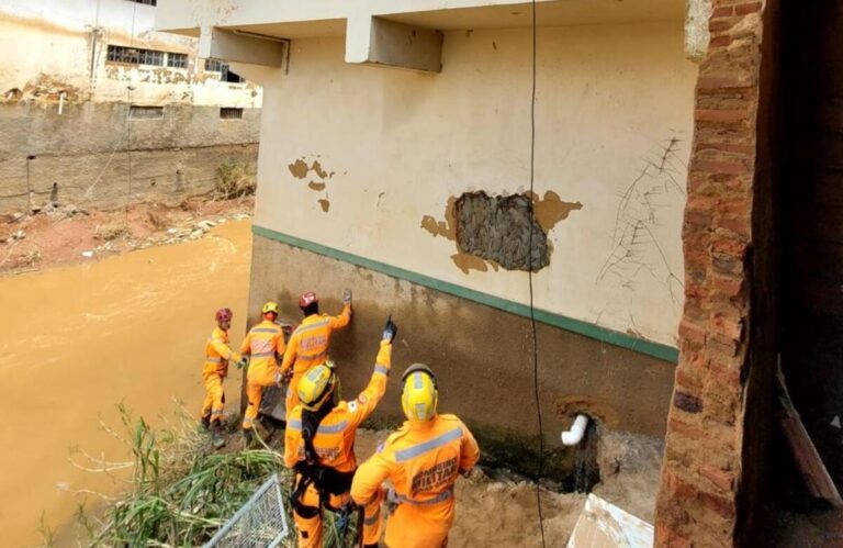Bombeiros em Ubá em março de 2026