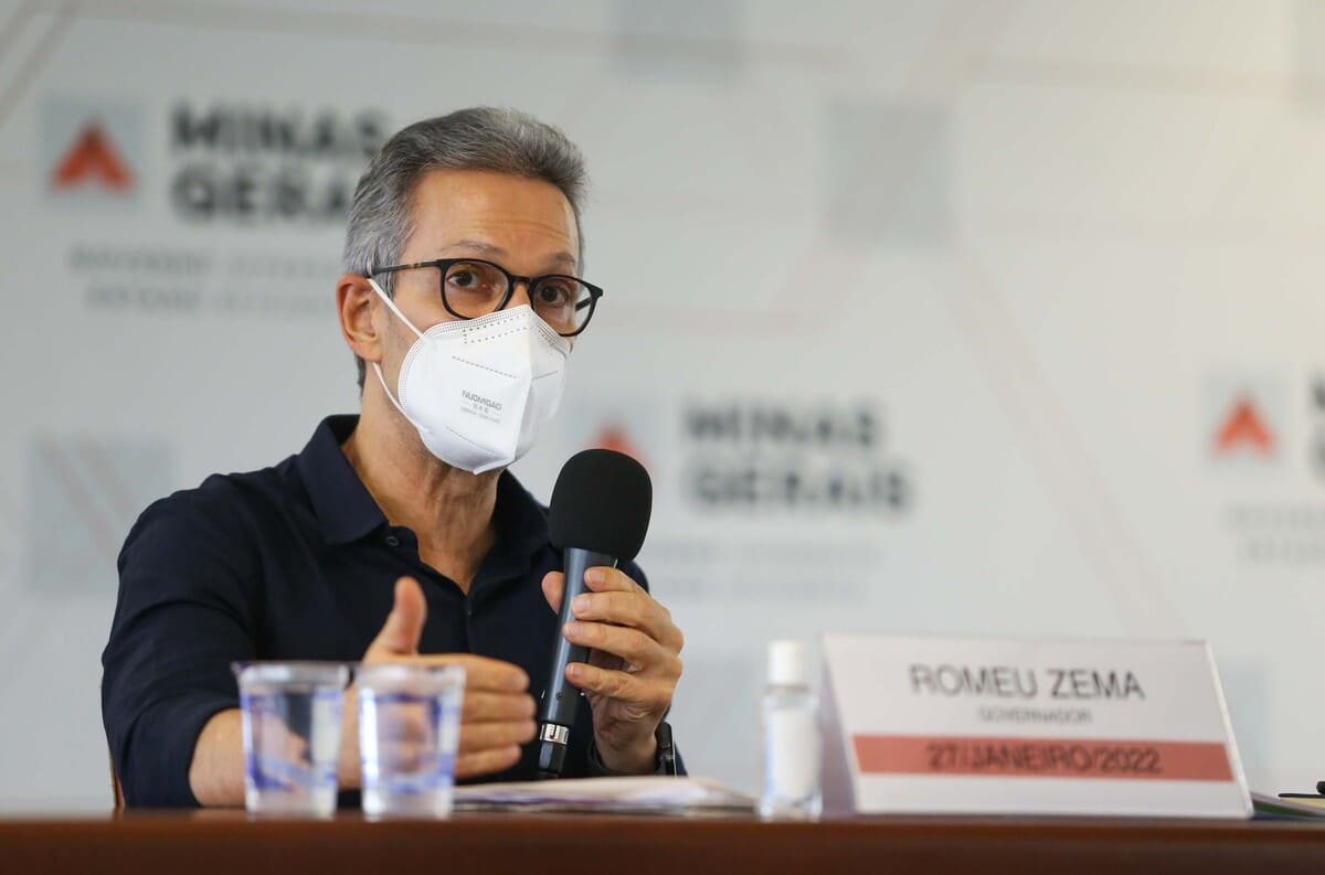 Romeu Zema de máscara em janeiro de 2022