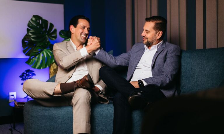 O ex-presidente do Crefito, Anderson Coelho, e o presidente eleito, José Avelino.