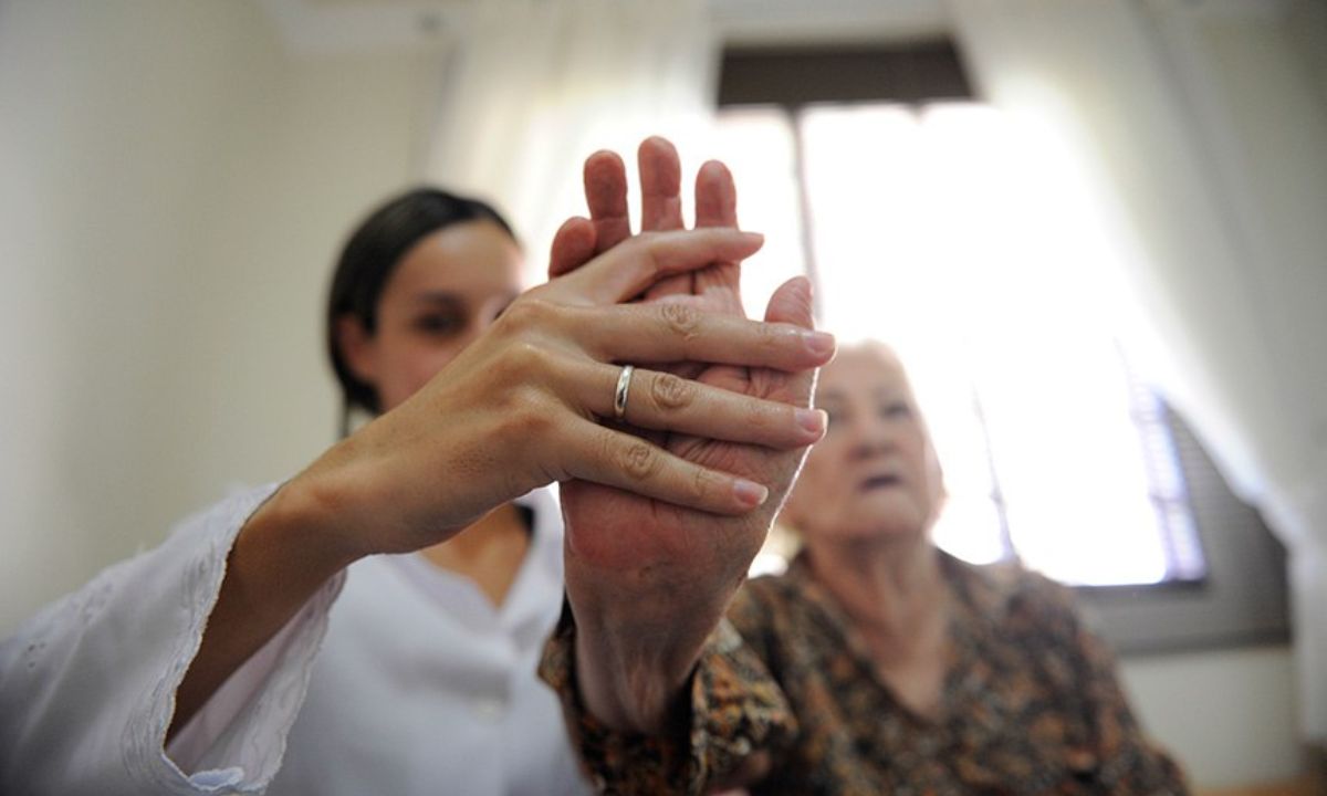 Fisioterapeuta durante sessão