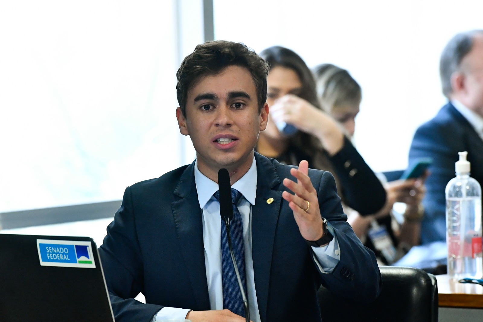 Embate sobre dosimetria faz Nikolas chamar senador do PL de ‘vagabundo’ no WhatsApp