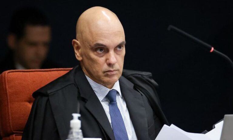 Alexandre de Moraes de toga e gravata azul