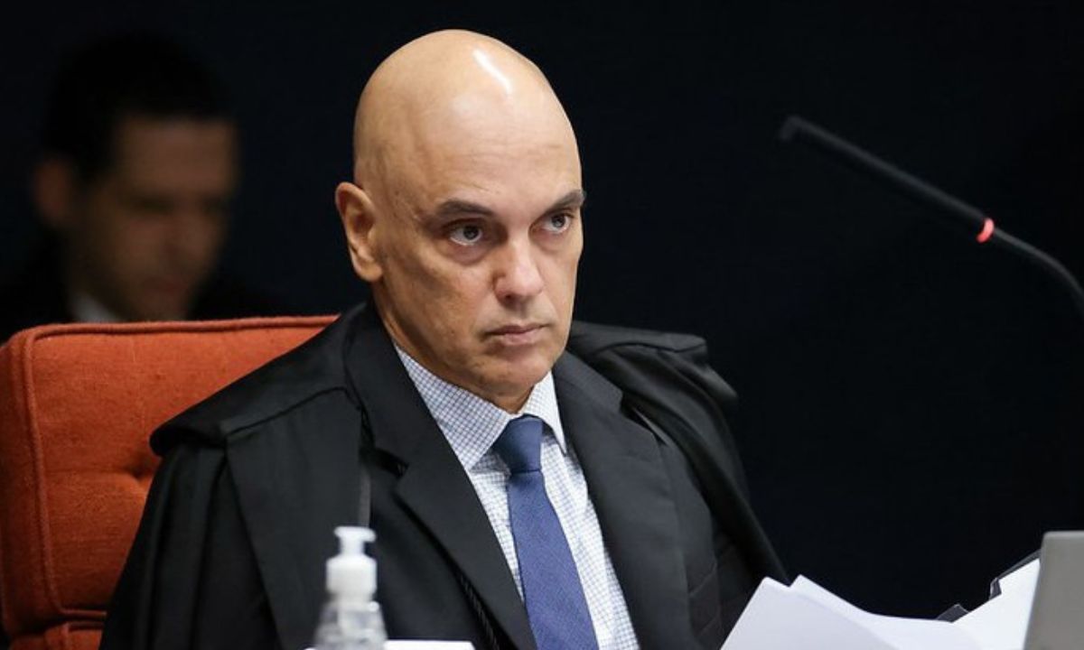 Alexandre de Moraes de toga e gravata azul