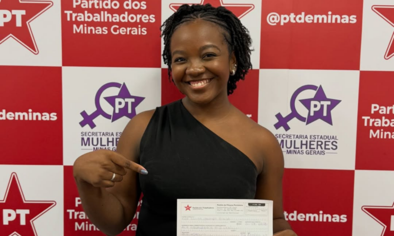 Ana Elisa Santos segura ficha de filiação ao PT