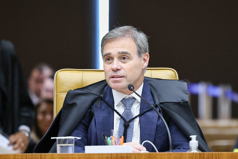 O ministro André Mendonça durante sessão plenária no STF
