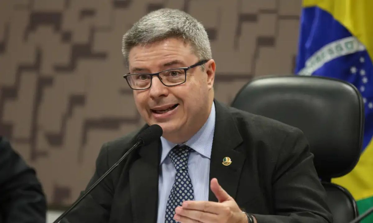 Antonio Anastasia de terno, falando ao microfone