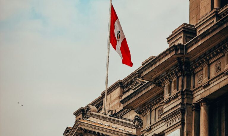 Foto mostra a bandeira do Peru