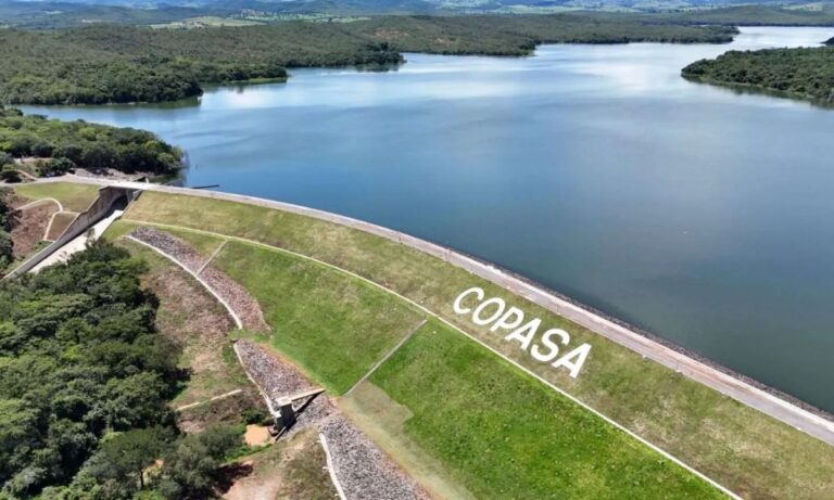 A barragem da Copasa no Rio Juramento