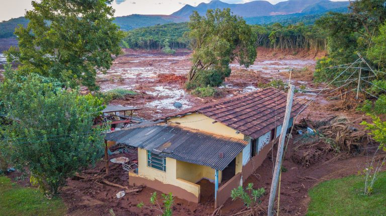 Imagem mostra uma das casas atingidas pelo rompimento da barragem da Vale em Brumadinho, em janeiro de 2019