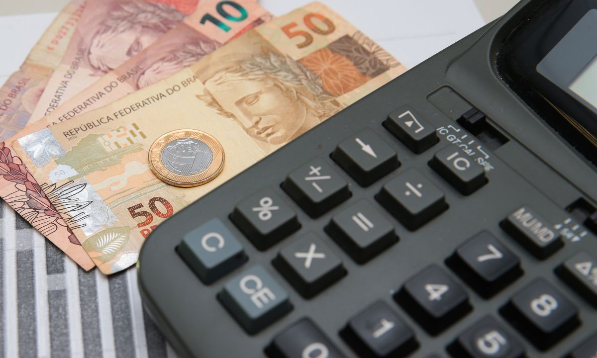 Calculadora, cédulas e moeda