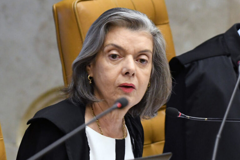 A ministra Cármen Lúcia durante sessão do STF