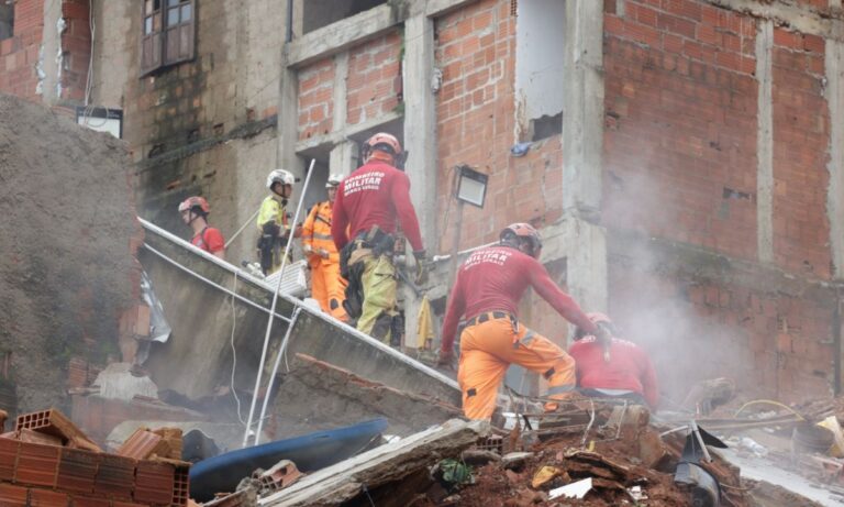 Bombeiros atuam após fortes chuvas em Juiz de Fora.