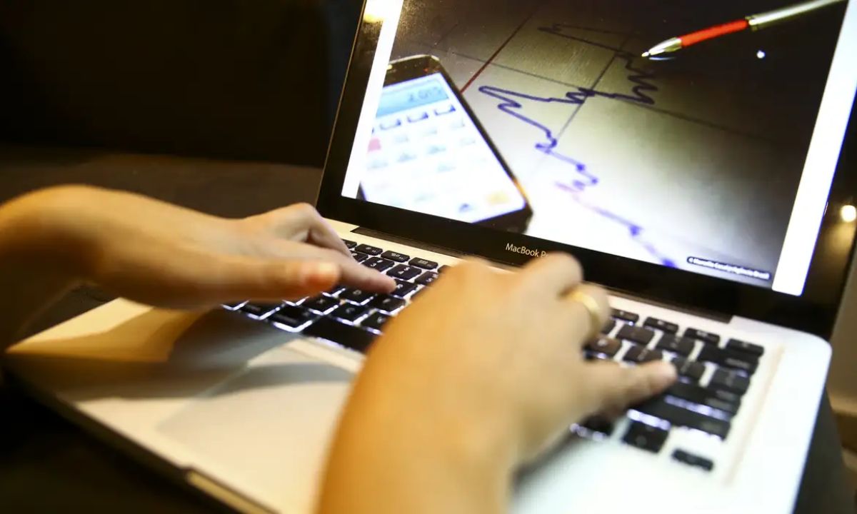 Mulher utiliza computador