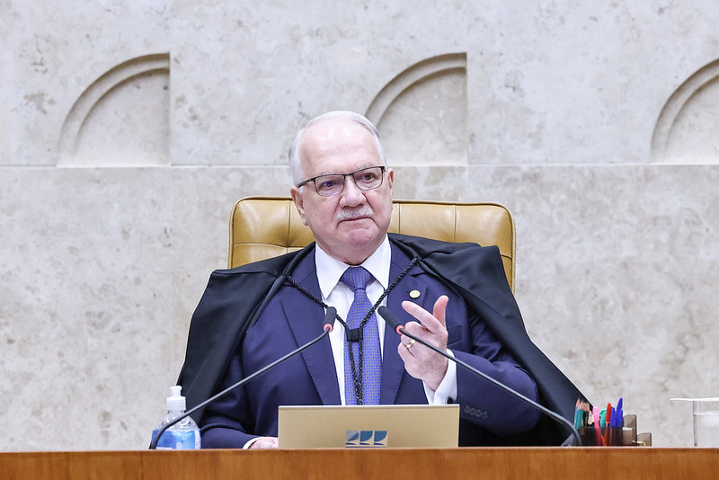O presidente do STF, ministro Edson Fachin, durante sessão plenária.