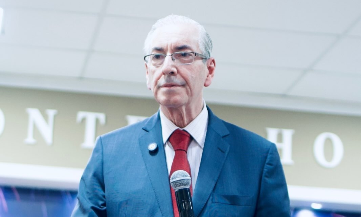 Eduardo Cunha com microfone nas mãos