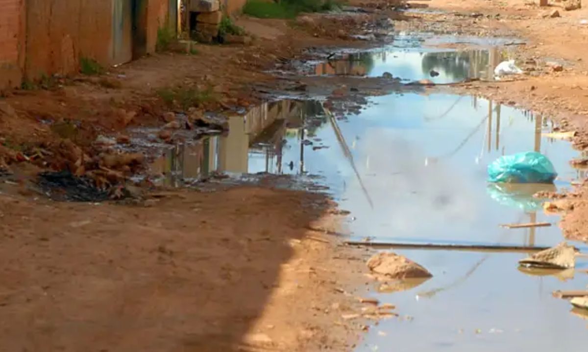 Foto mostra esgoto a céu aberto