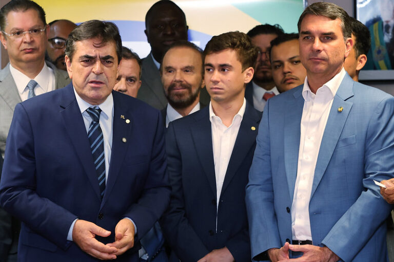 Na foto, Domingos Sávio, Nikolas Ferreira e Flávio Bolsonaro na sede do PL