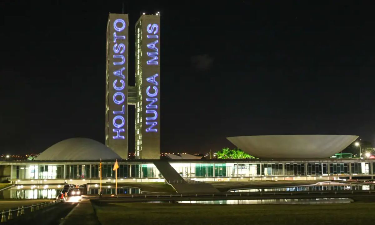 Torres do Congresso Nacional exibem a frase 'Holocausto nunca mais'