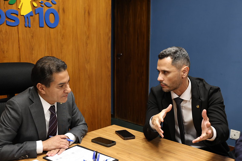 Na foto, o presidente do Republicanos, Marcos Pereira, e o senador Cleitinho Azevedo