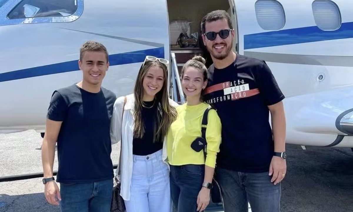 Nikolas aparece ao lado de figuras religiosas diante de jatinho