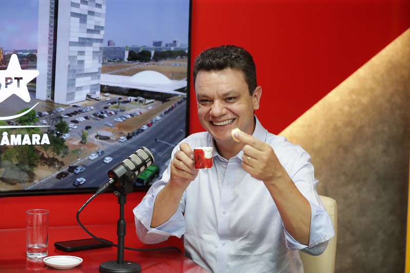 O deputado federal Odair Cunha durante gravação de podcast.