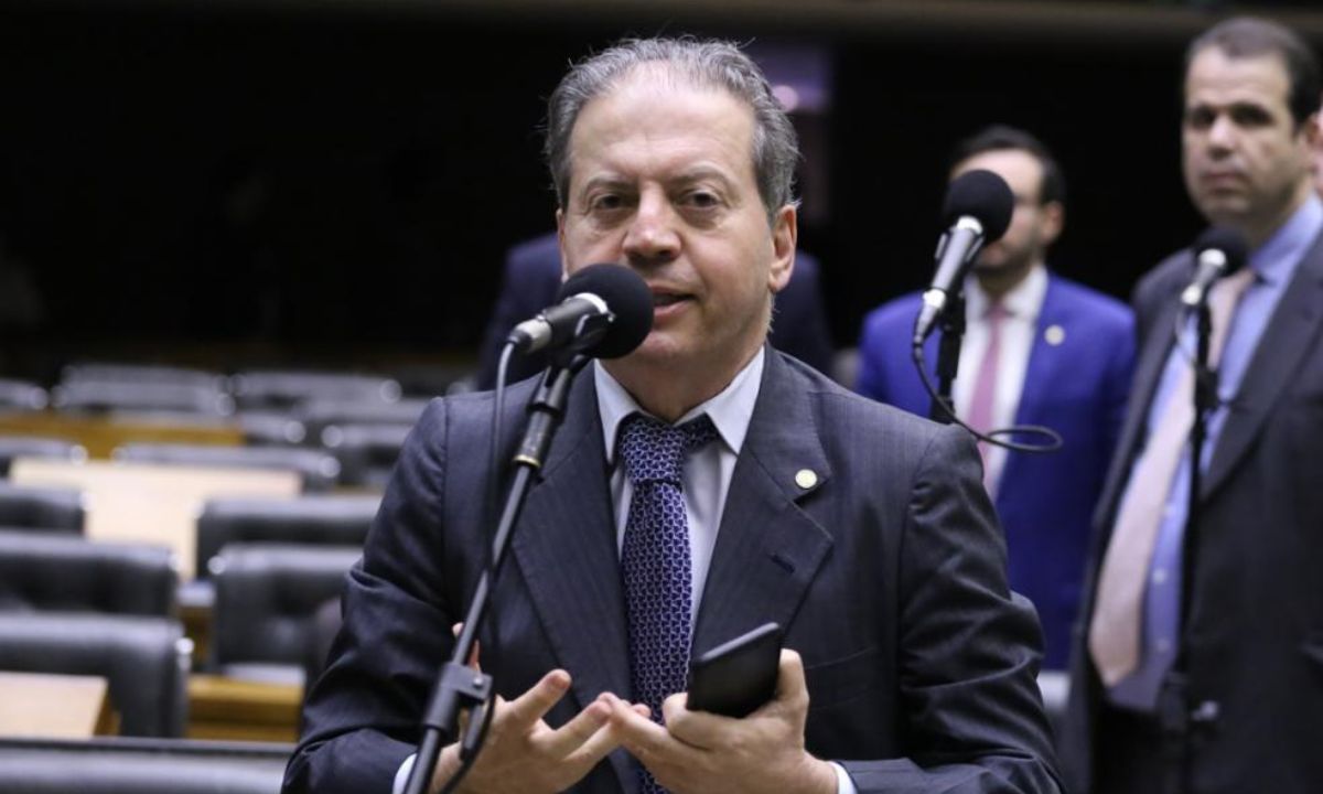 Rodrigo de Castro de terno e gravata na Câmara dos Deputados