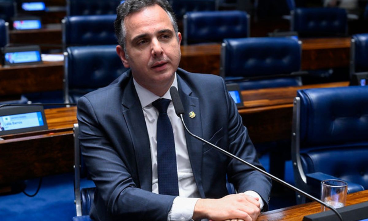 Rodrigo Pacheco no Senado Federal de terno e gravata