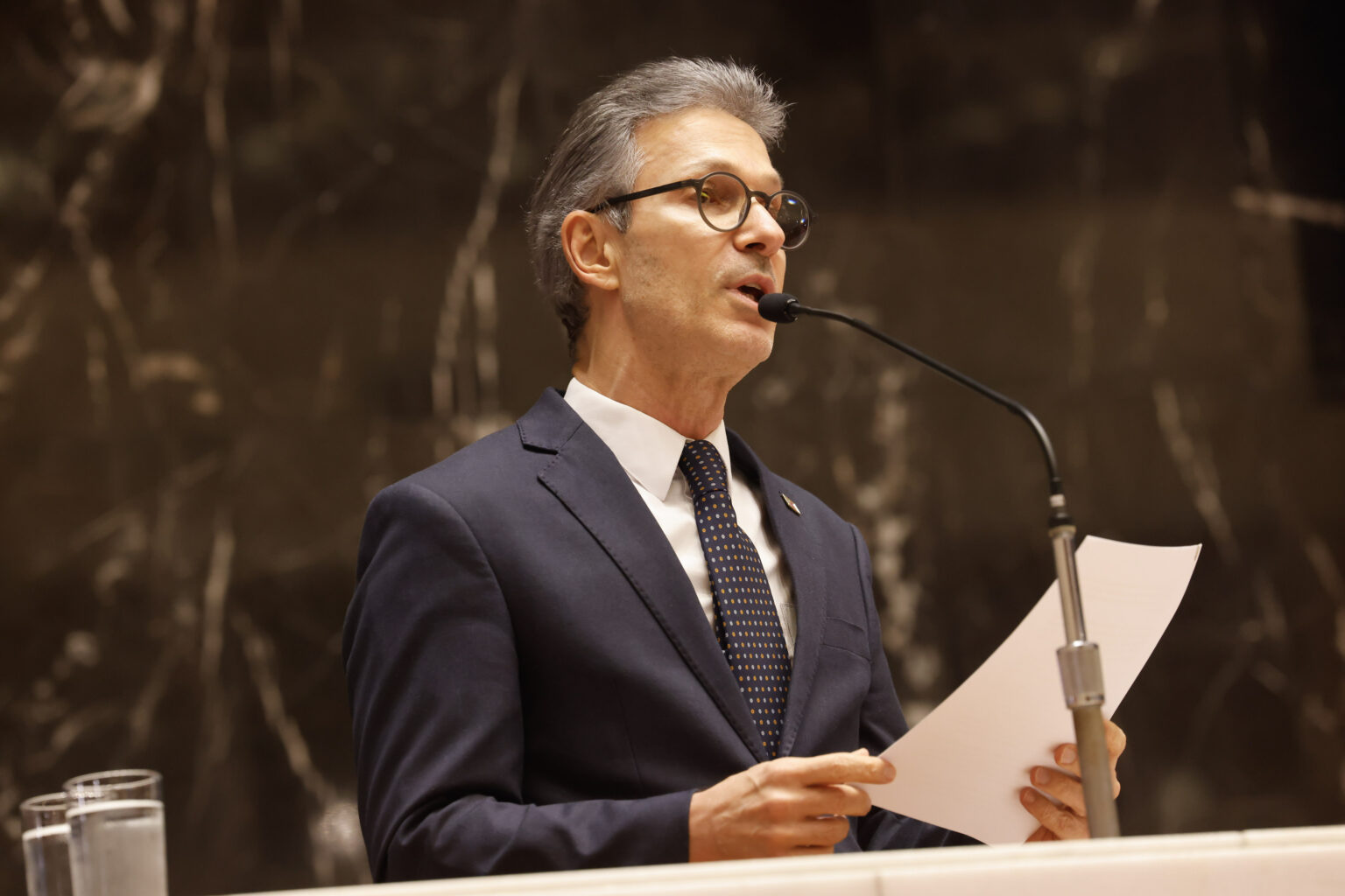 Romeu Zema (Novo) com folha de papel nas mãos