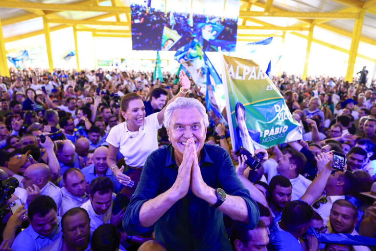 Na foto, o ex-governador de Goiás Ronaldo Caiado durante evento. Ele está nos braços de apoiadores.