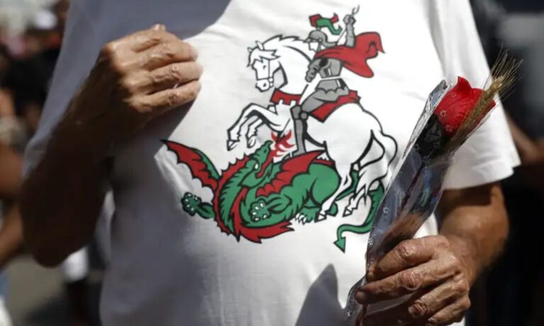 Camisa com estampa de São Jorge.