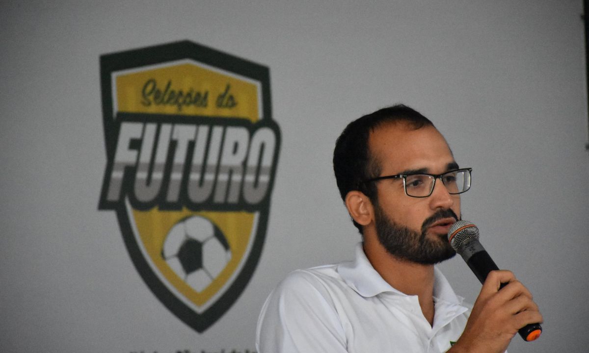 Ex-prefeito Diego Álvaro falando ao microfone