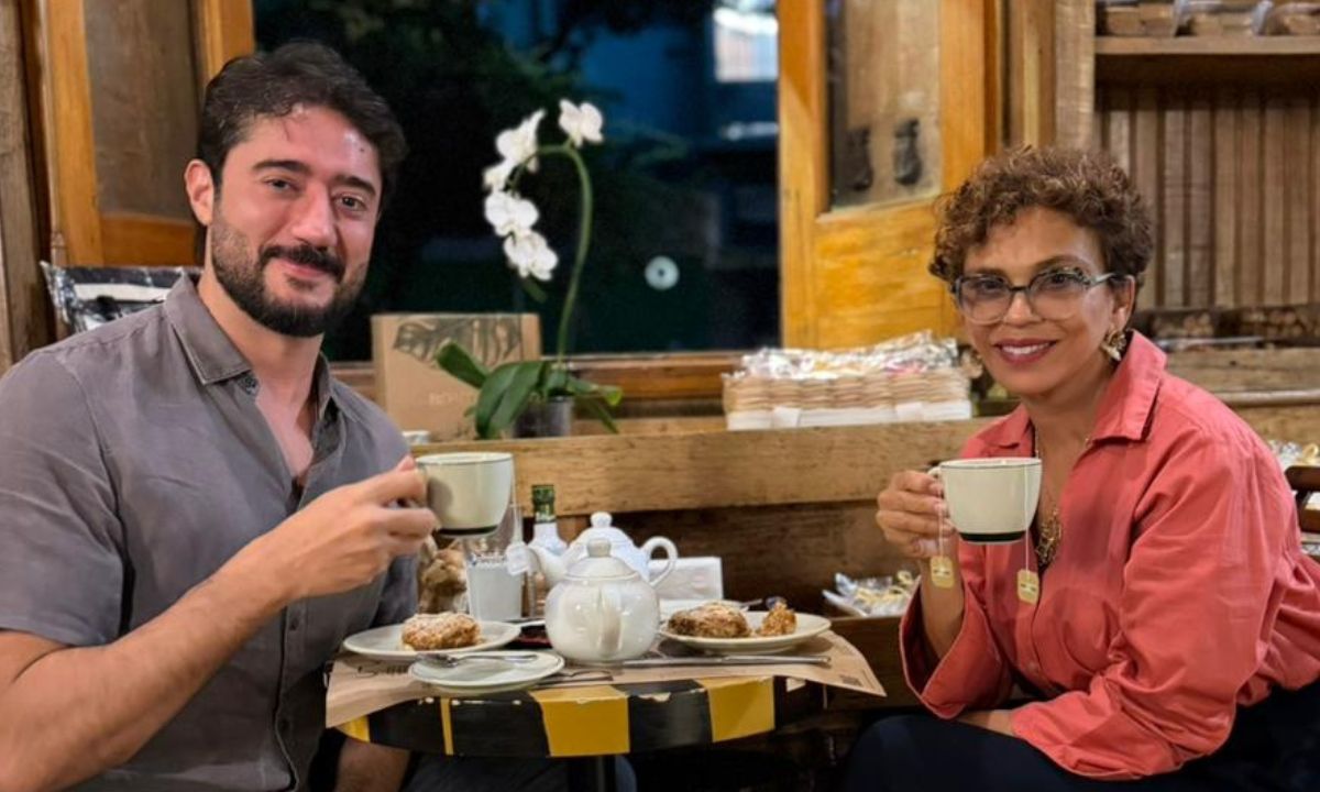 Marília e Gabriel tomando café